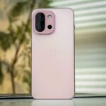 OnePlus 15 in Infinite Black with 7300mAh battery icon next to the Samsung Galaxy S25 Ultra for size comparison.